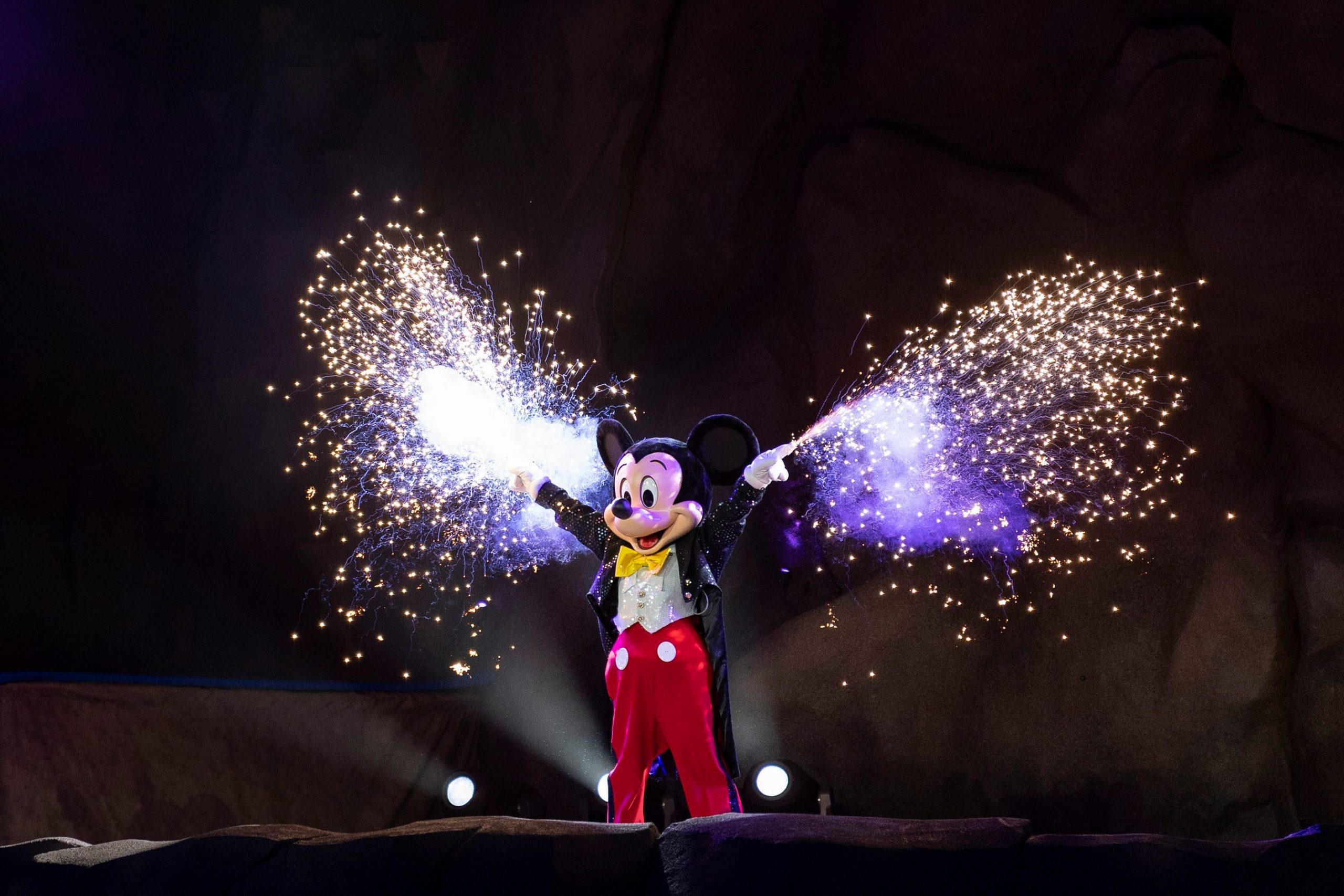 The Fantasmic Disney World Spectacular Returns Amber Likes